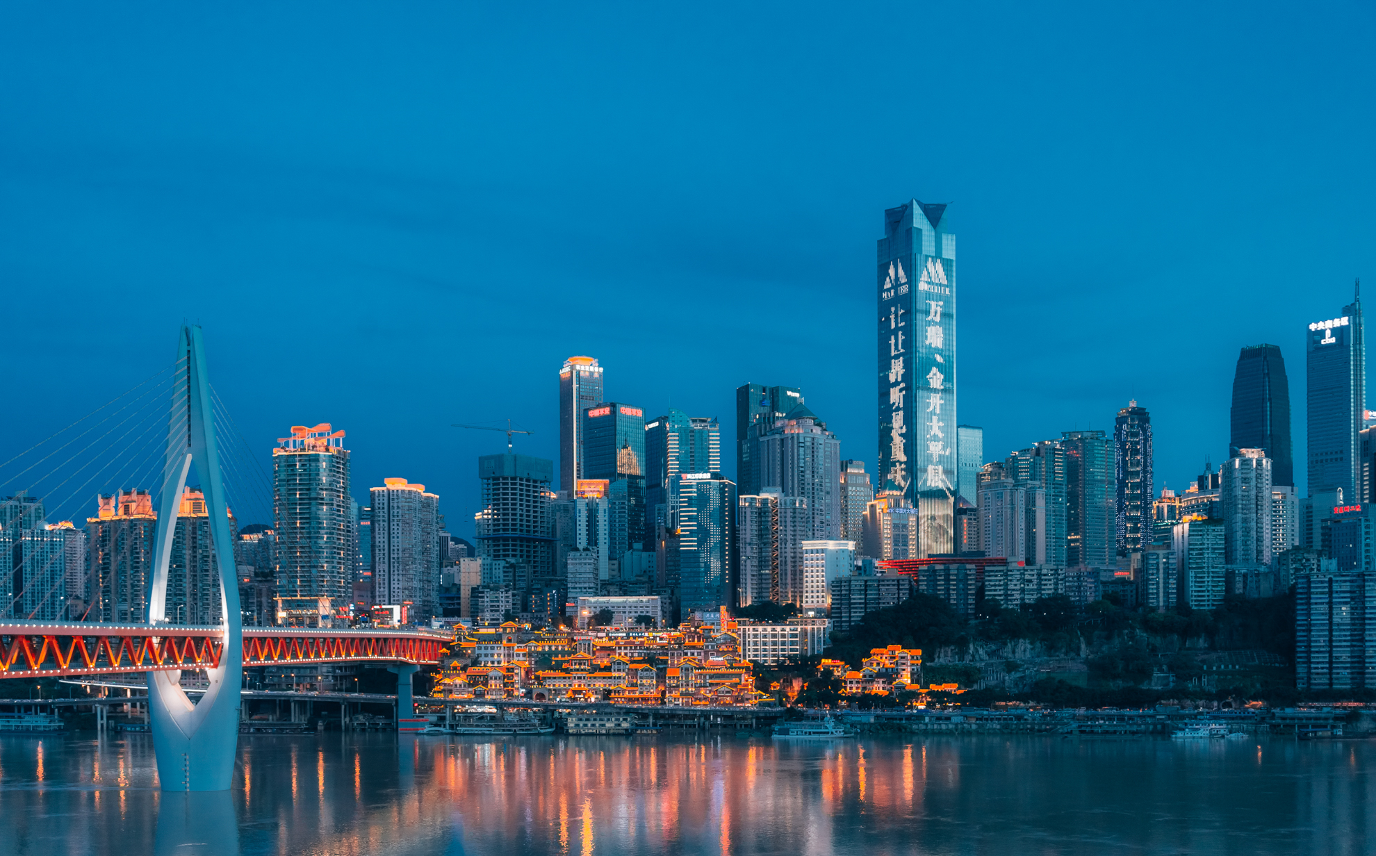 重庆市与上海市疫情形势对比，谁更胜一筹？