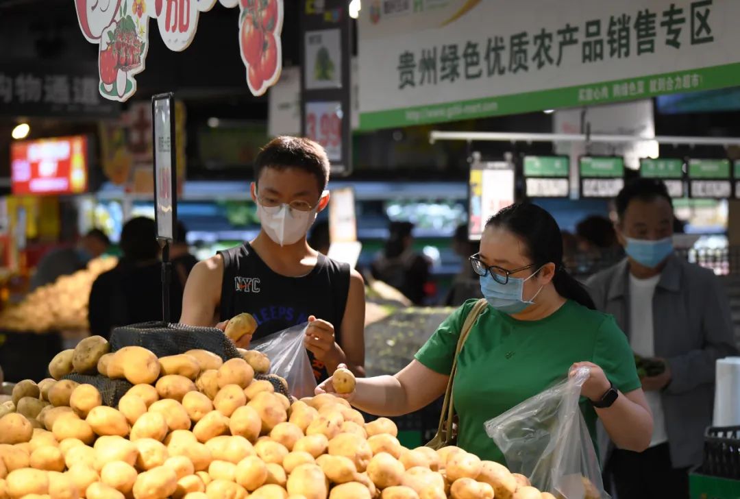 重庆贵阳疫情防控成效显著，经济复苏稳步前行