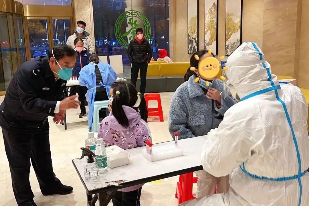 重庆与长沙疫情防控策略与成效分析