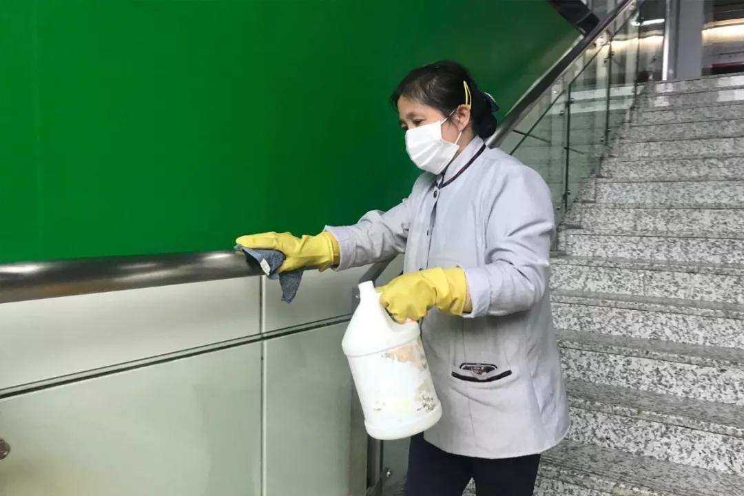 重庆与长沙疫情防控策略与成效分析