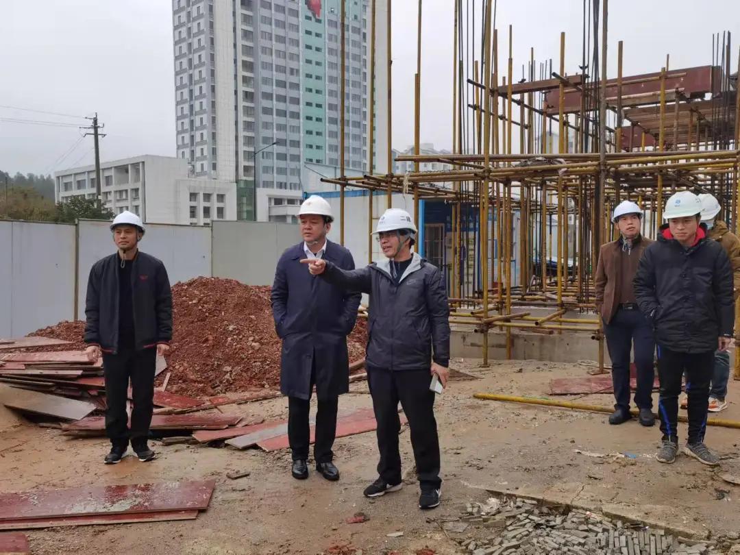 重庆与南宁，疫情应对中的挑战与机遇