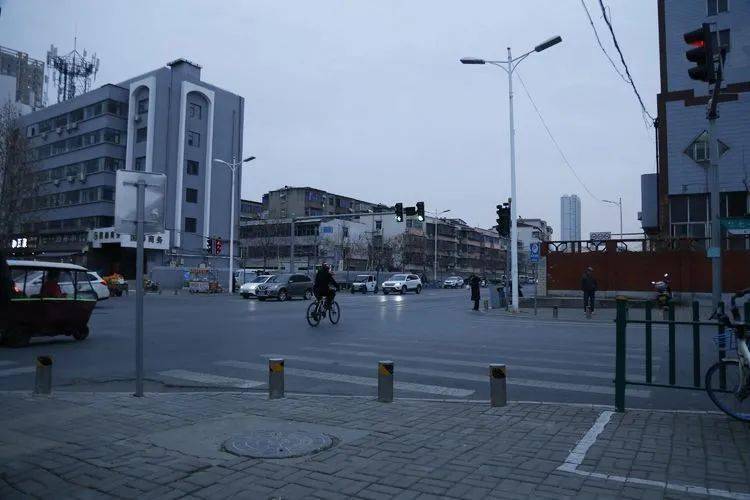 上海疫情下的济南路，城市记忆与希望之光交织